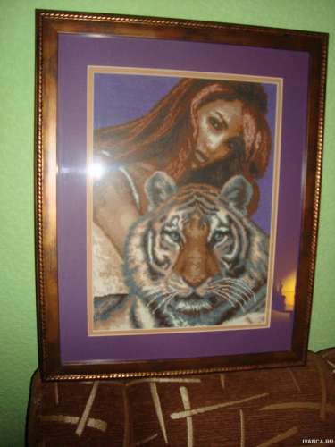 Продаю картину вышитую картину "Девушка с тигром"